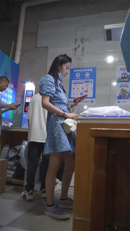 【YZWCD】YX034取快递的牛仔裙学姐！粉内弯腰被抄底！