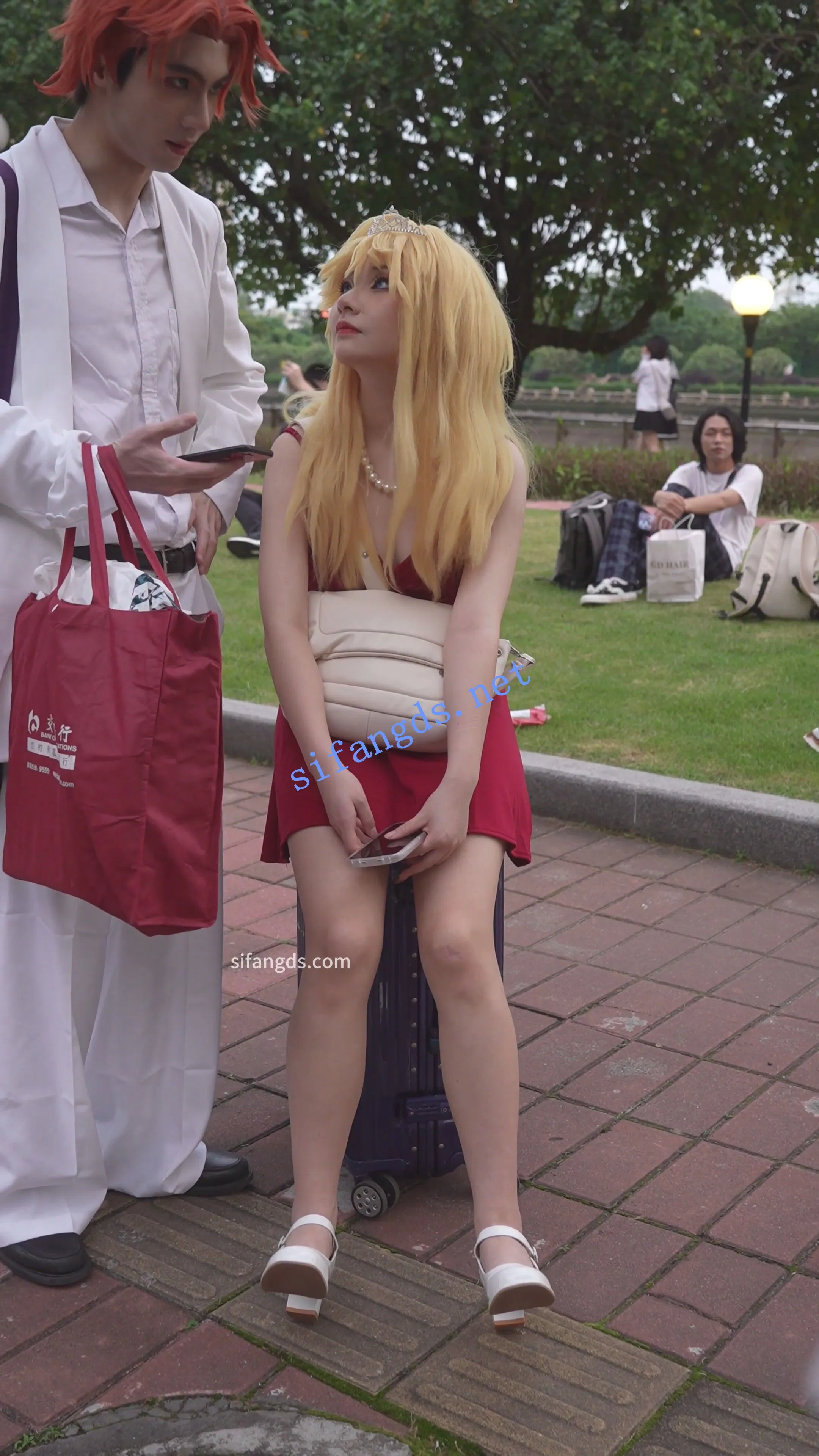 【xxn-312】吊带红裙金发美女..蕾丝边可爱卡通内一路跟拍