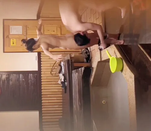 新北大神潜入洗浴套间偷拍一对年轻情侣洗鸳鸯浴打炮