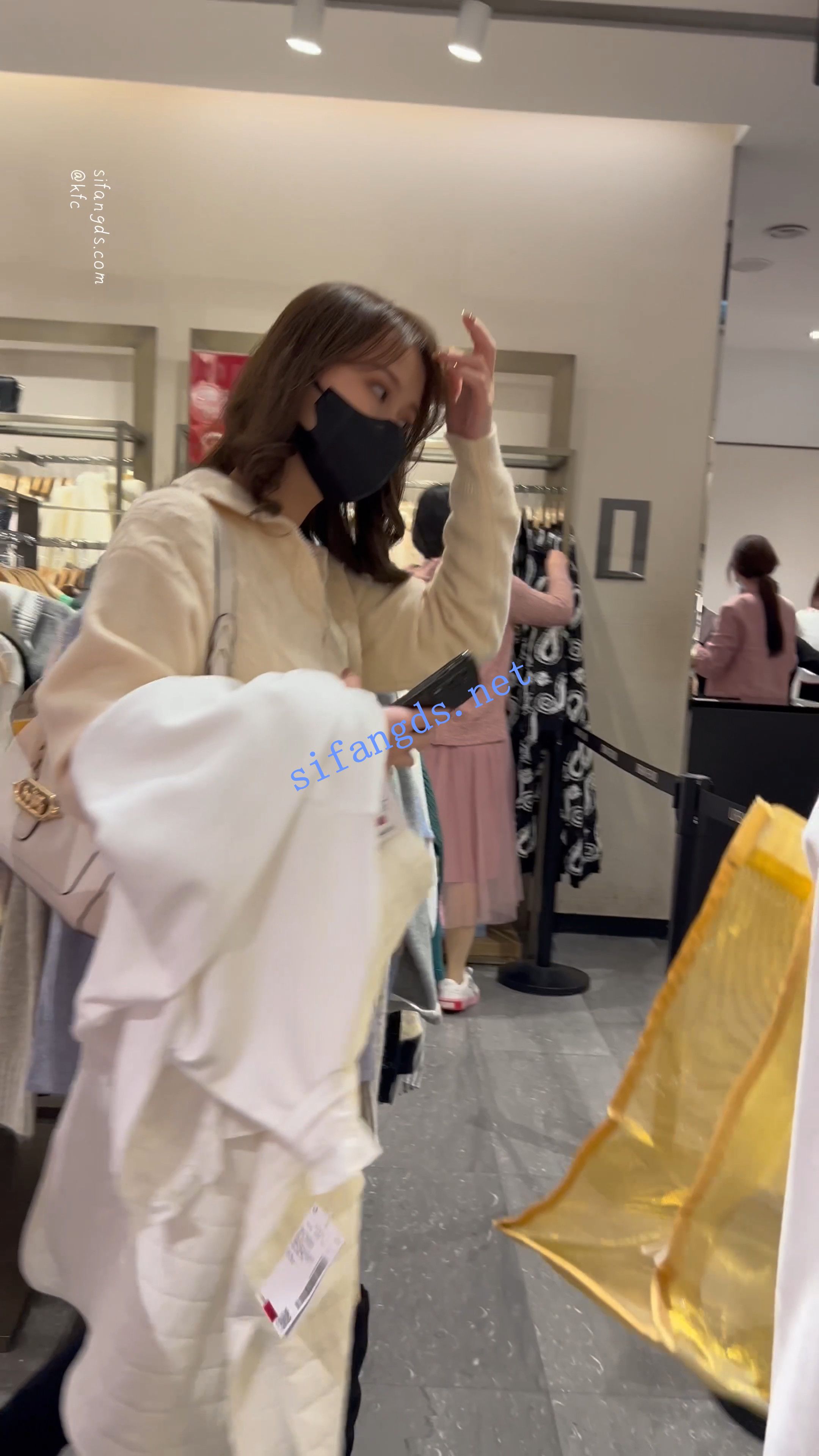 【KFC】长裙靓女挂逛街买衣服·肉色丝袜骚内·低角度跨过相机