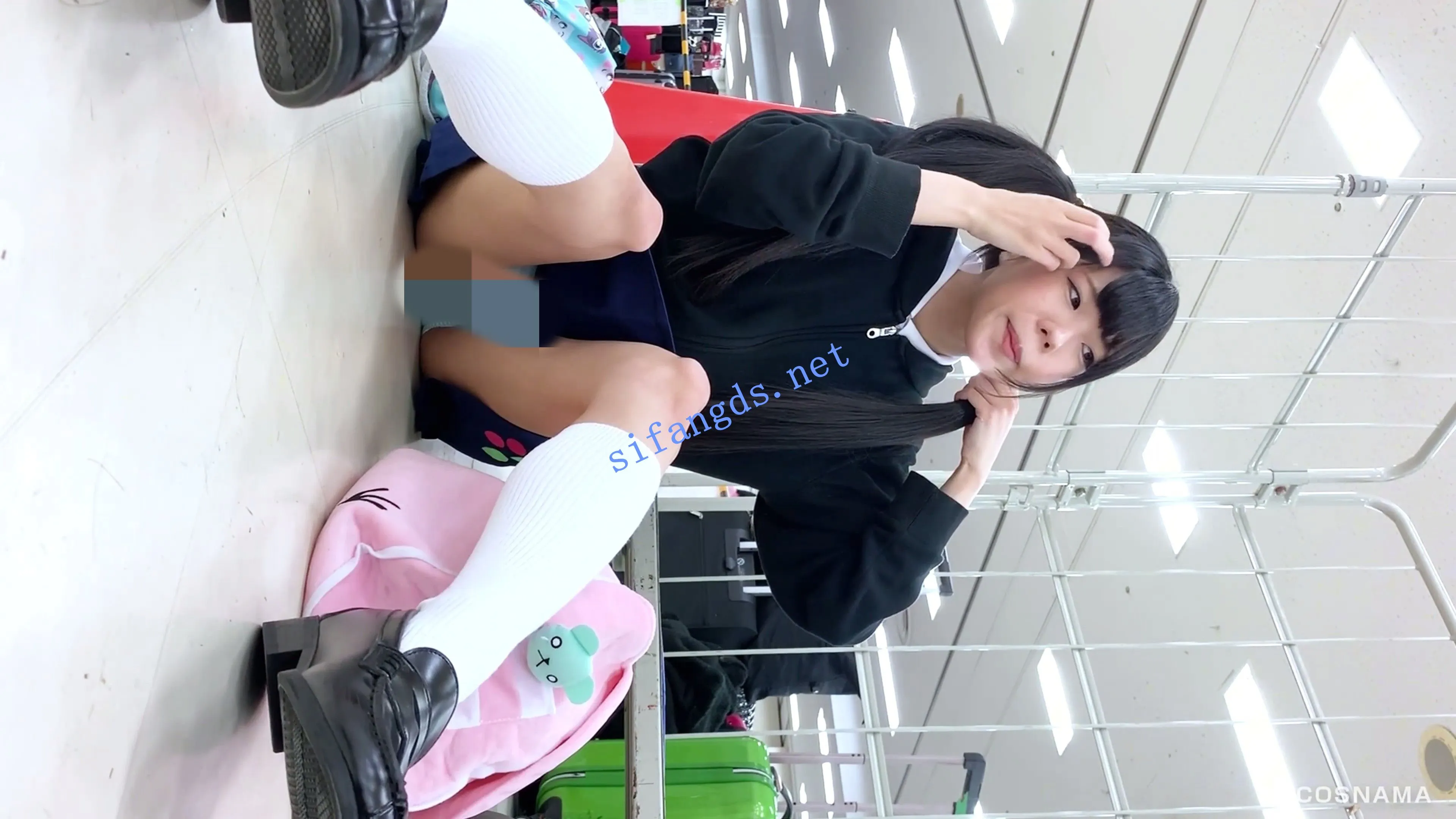 【日产精选】156展会CD两位cos。坐在地上毫无防备。