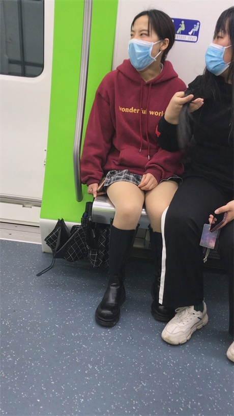 ❣️推荐❣️抄底颜值嫩妹【地铁红衣格子裙】人靓腿直，腿开这么大坐车色诱狼友，顶着压力开灯拍裙底，原档无水4V