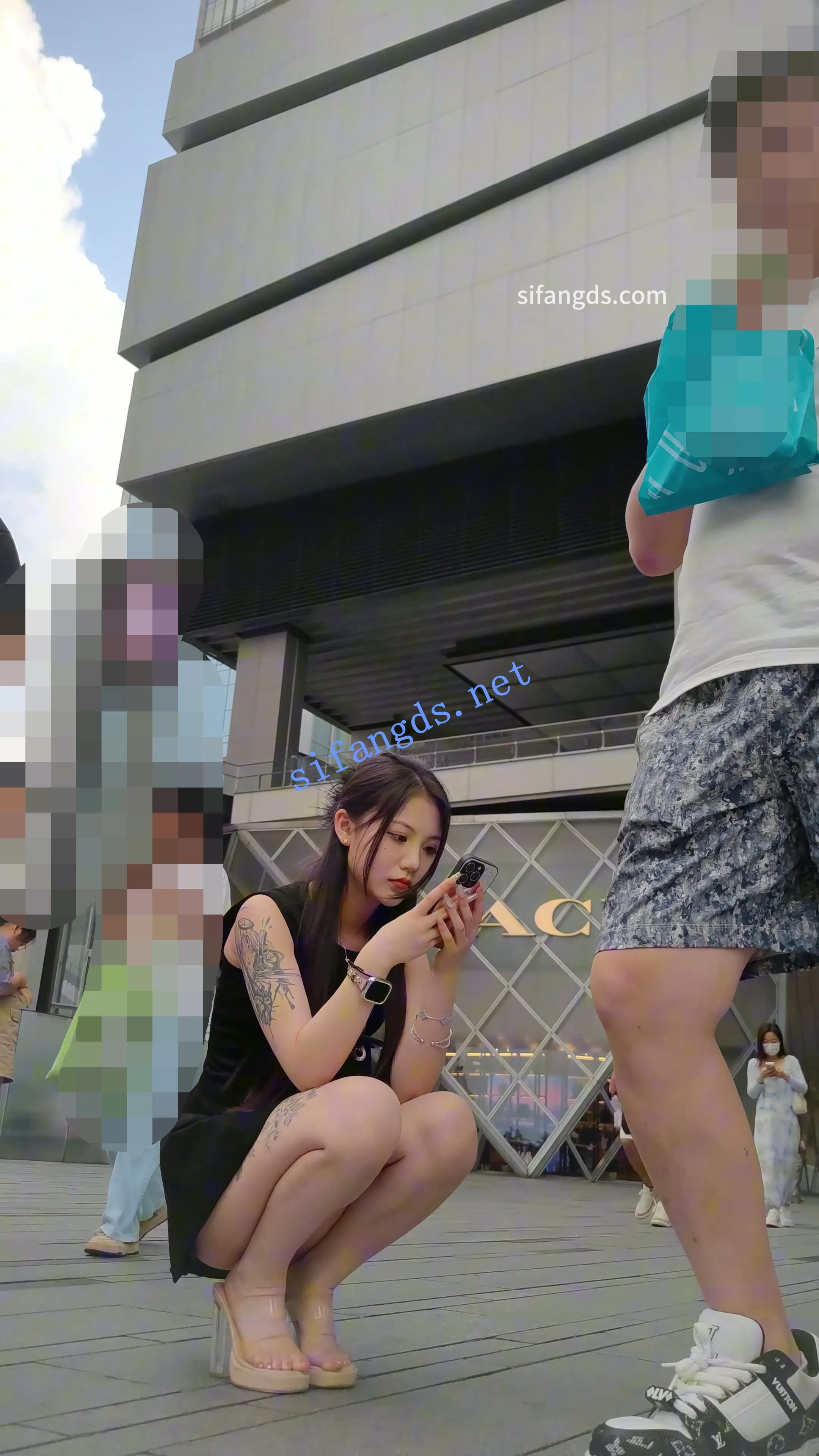 【CSCD】黑色连衣裙极品美女累了蹲着休息，屁股半透明内