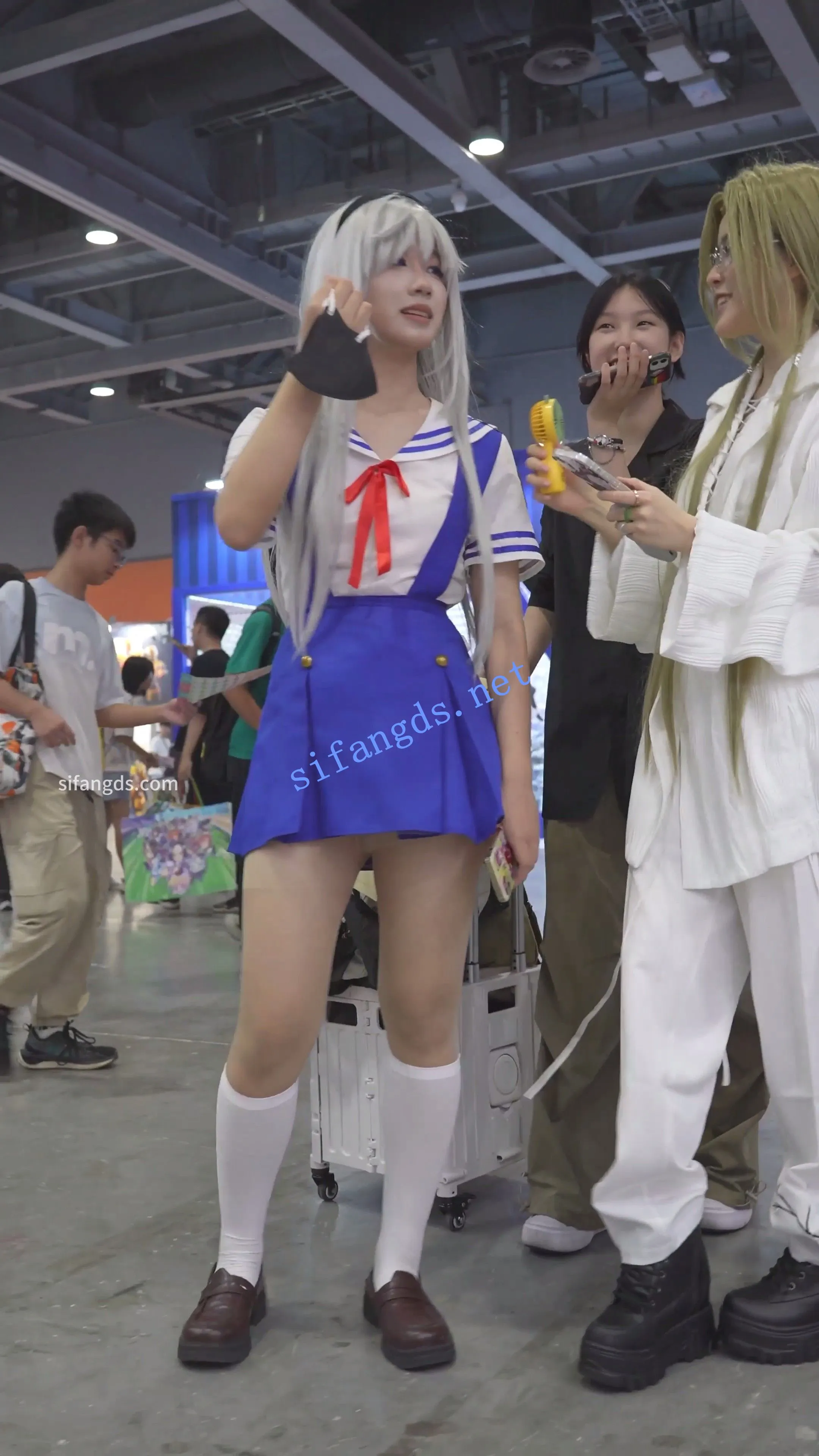 【xxn-318】超短制服小姐姐..透明肉丝..路人视角直接露内裤