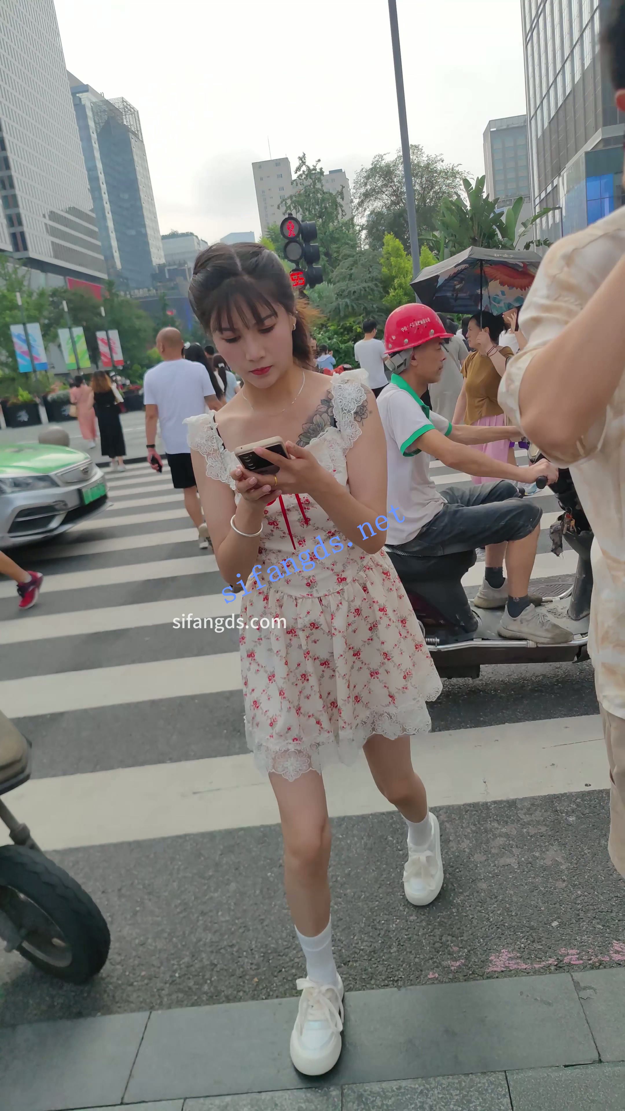 【CSCD】白色印花连衣裙小姐姐和男朋友逛街，黑色窄内