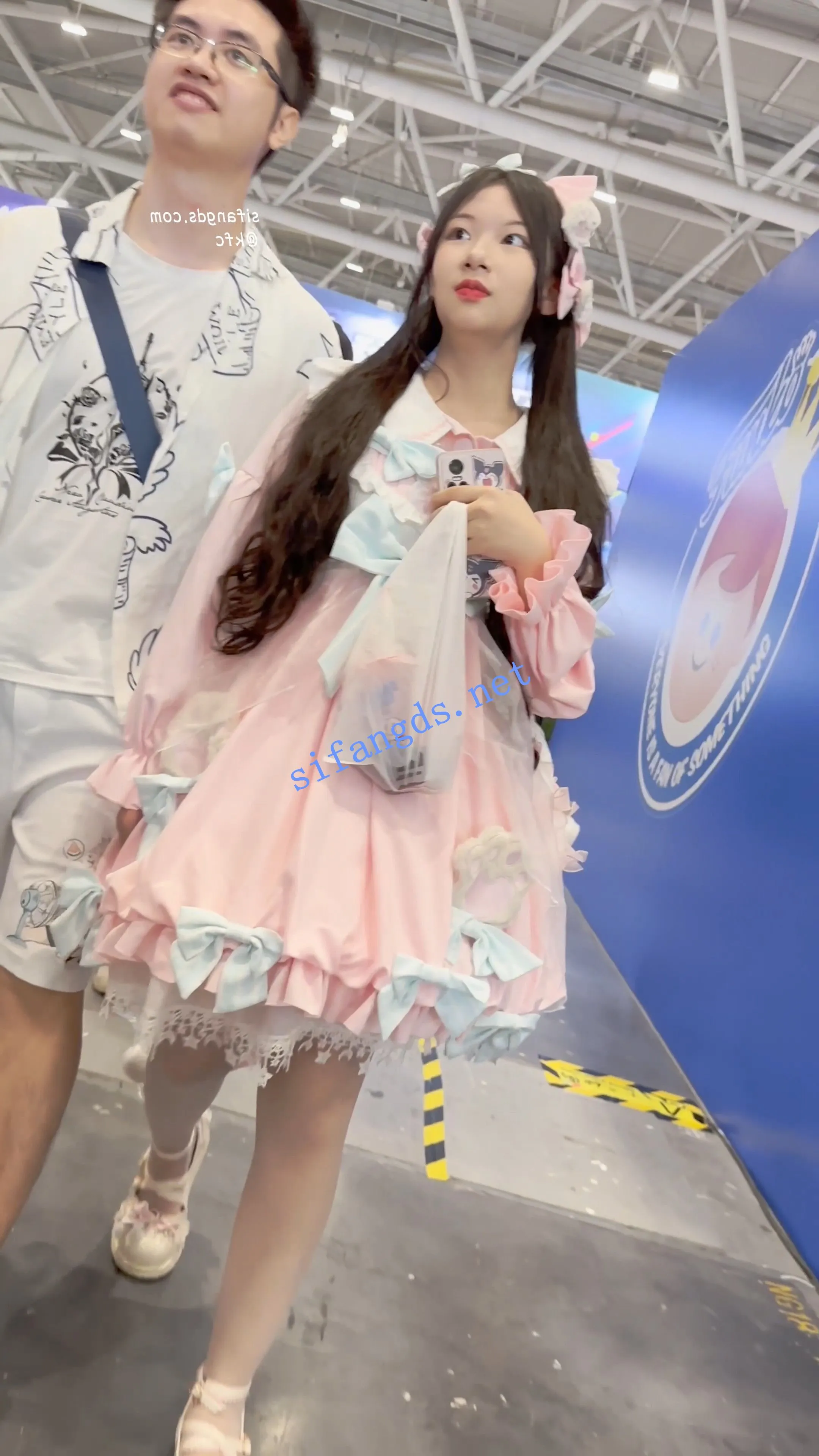 【KFC】洛丽塔裙学生妹和男友逛街·白丝袜淡绿色内内前后CD[某房同步]