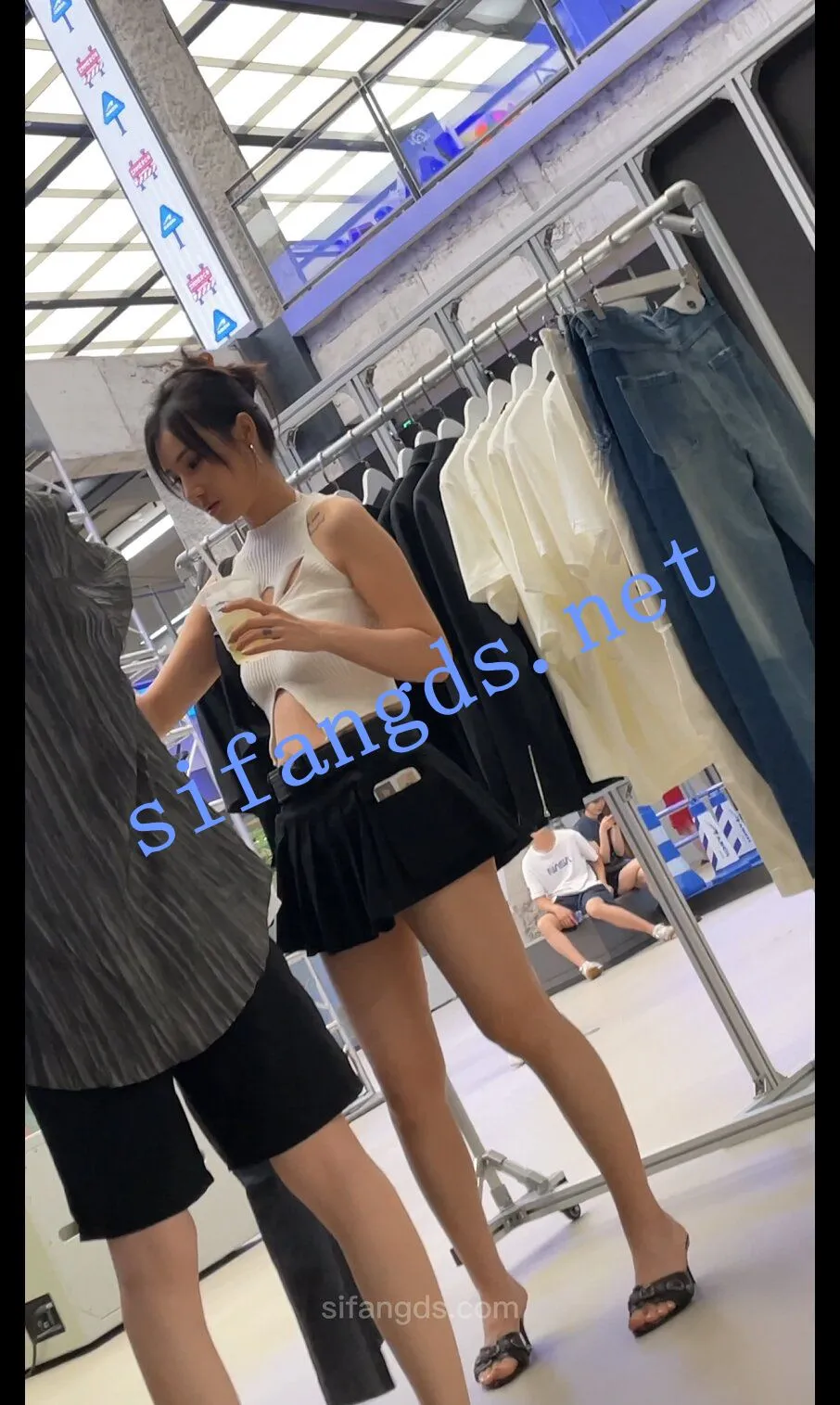 【CDCD】3.抄底清凉吊带裙美女灰色窄内夹进屁股里