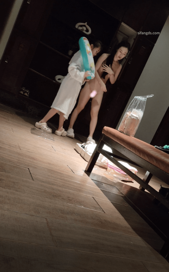 【温泉篇】极品熟女少妇超好身材好不遮掩袒露在外