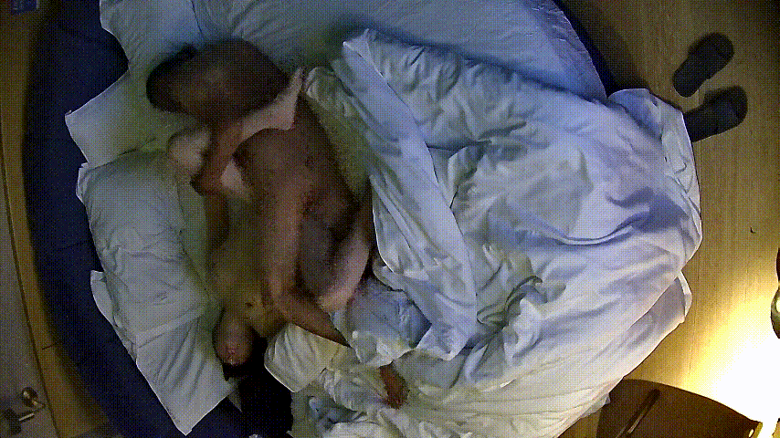 情趣台2 11-8 大叔刚醒 手就不老实在被窝里扣逼 然后以四仰八叉的方式开始操 最后也是爽得内射